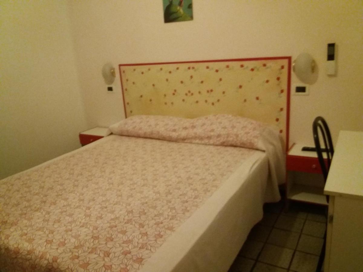Hotel Fatima Римини Экстерьер фото